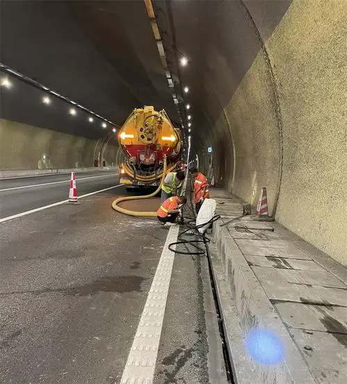 莱城隧道排水渠清淤